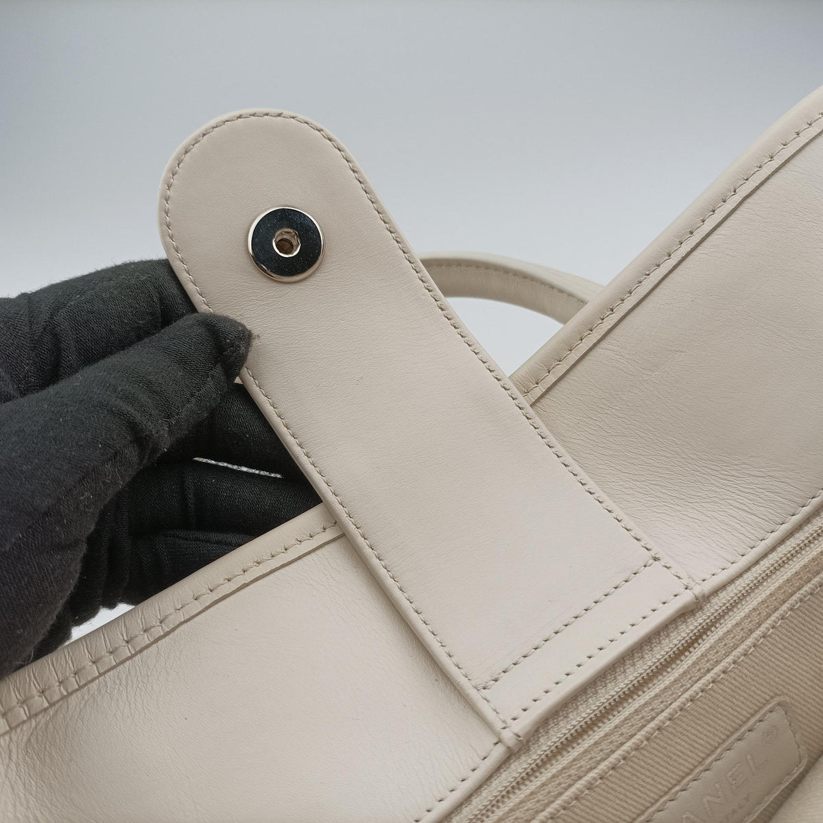 Up in the Air Perforated French Riviera  White lambskin A67654 17921437アップ ザ エア フレンチリビエラ  ホワイト ラムスキン A67654 17921437
