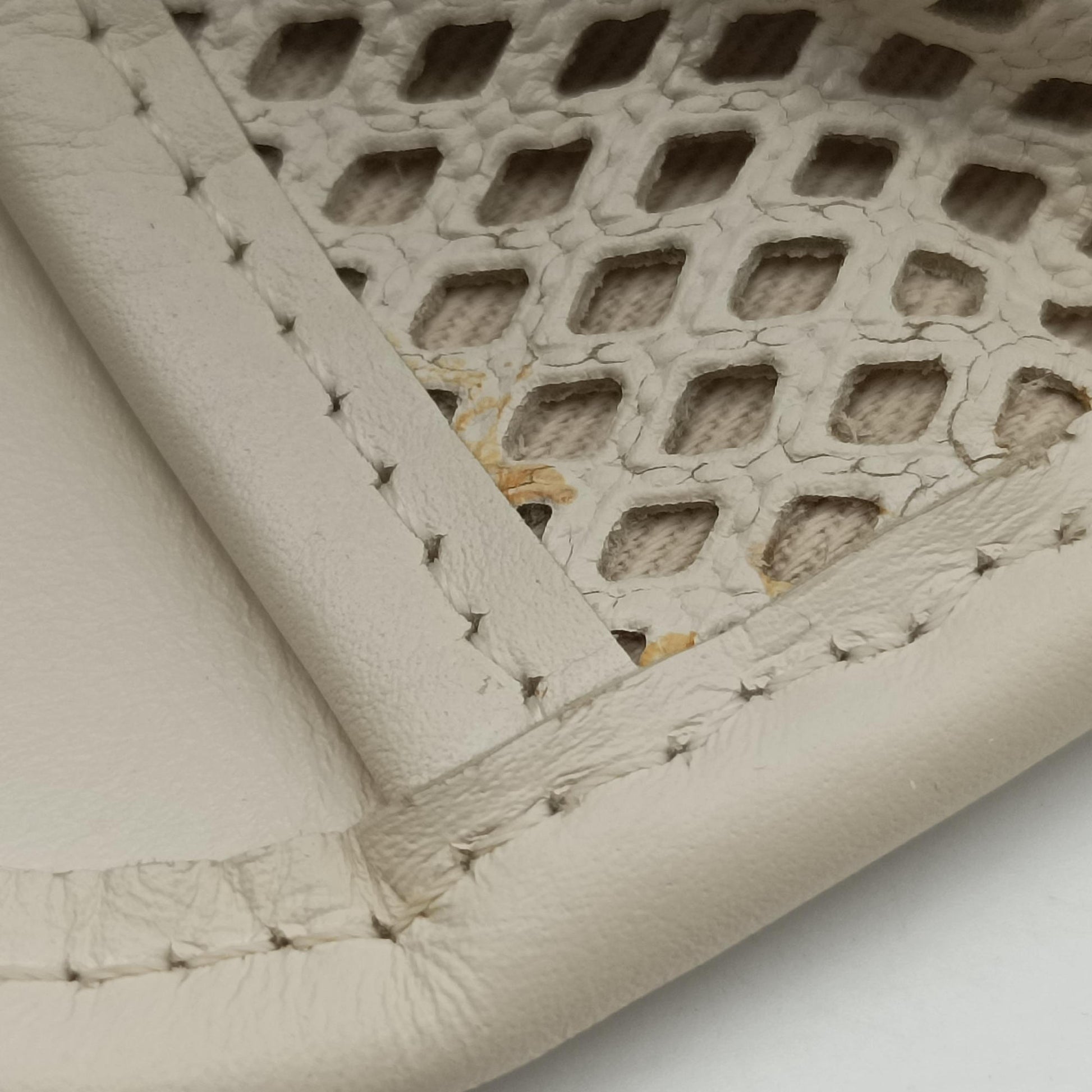 Up in the Air Perforated French Riviera  White lambskin A67654 17921437アップ ザ エア フレンチリビエラ  ホワイト ラムスキン A67654 17921437