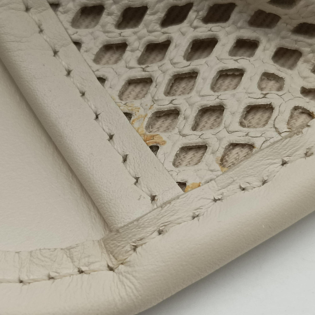 Up in the Air Perforated French Riviera  White lambskin A67654 17921437アップ ザ エア フレンチリビエラ  ホワイト ラムスキン A67654 17921437
