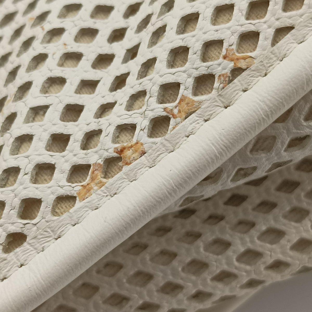 Up in the Air Perforated French Riviera  White lambskin A67654 17921437アップ ザ エア フレンチリビエラ  ホワイト ラムスキン A67654 17921437