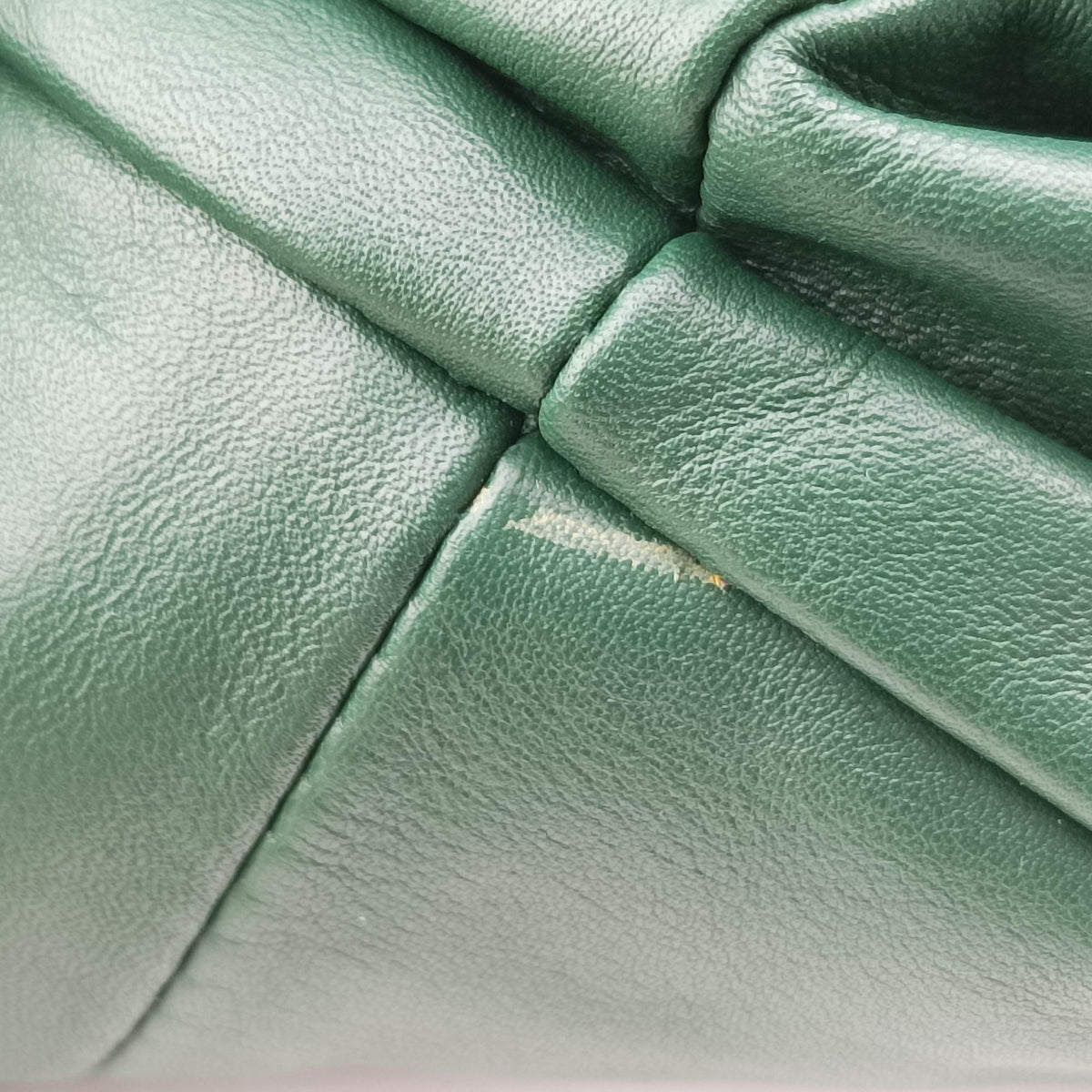 THE Chain Pouch Green lambskin B09554674Wザ チェーン ポーチ グリーン ラムスキン B09554674W