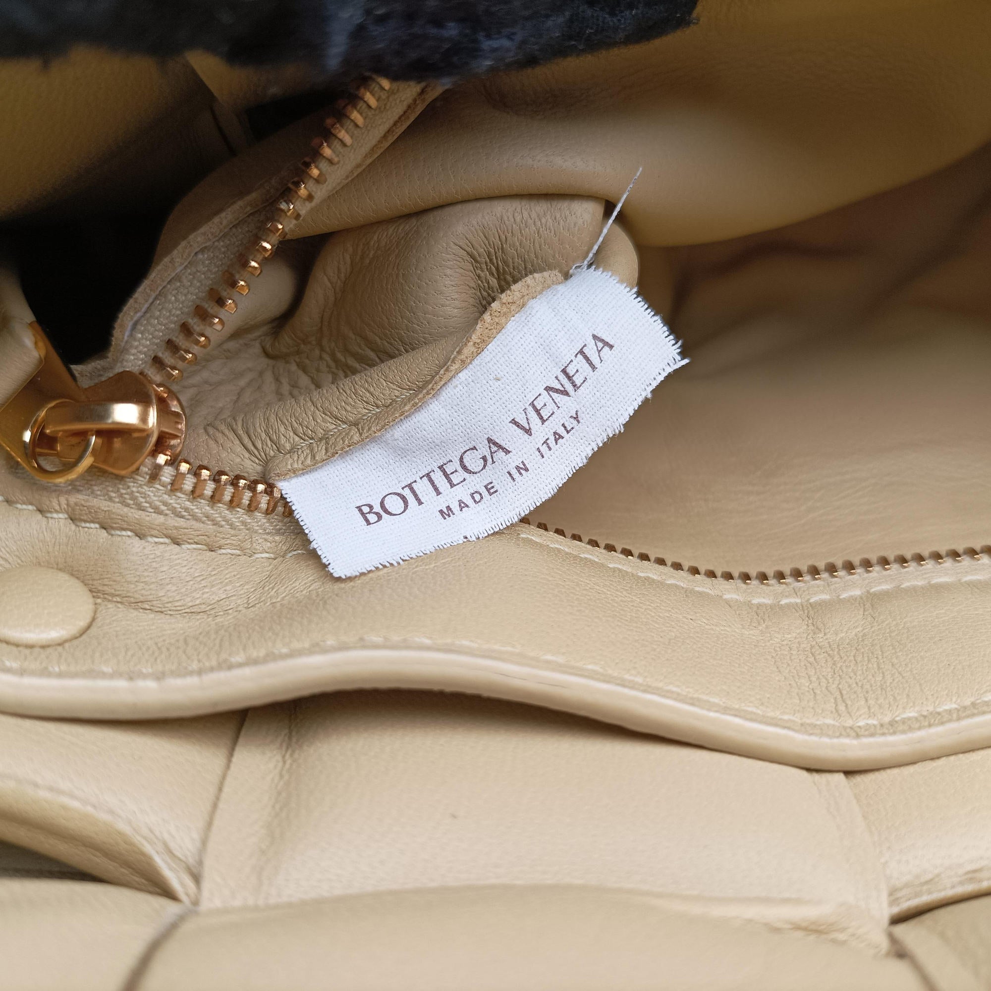 Padded CASSETTE Beige lambskin B08917888Dパデッド カセット ベージュ ラムスキン B08917888D