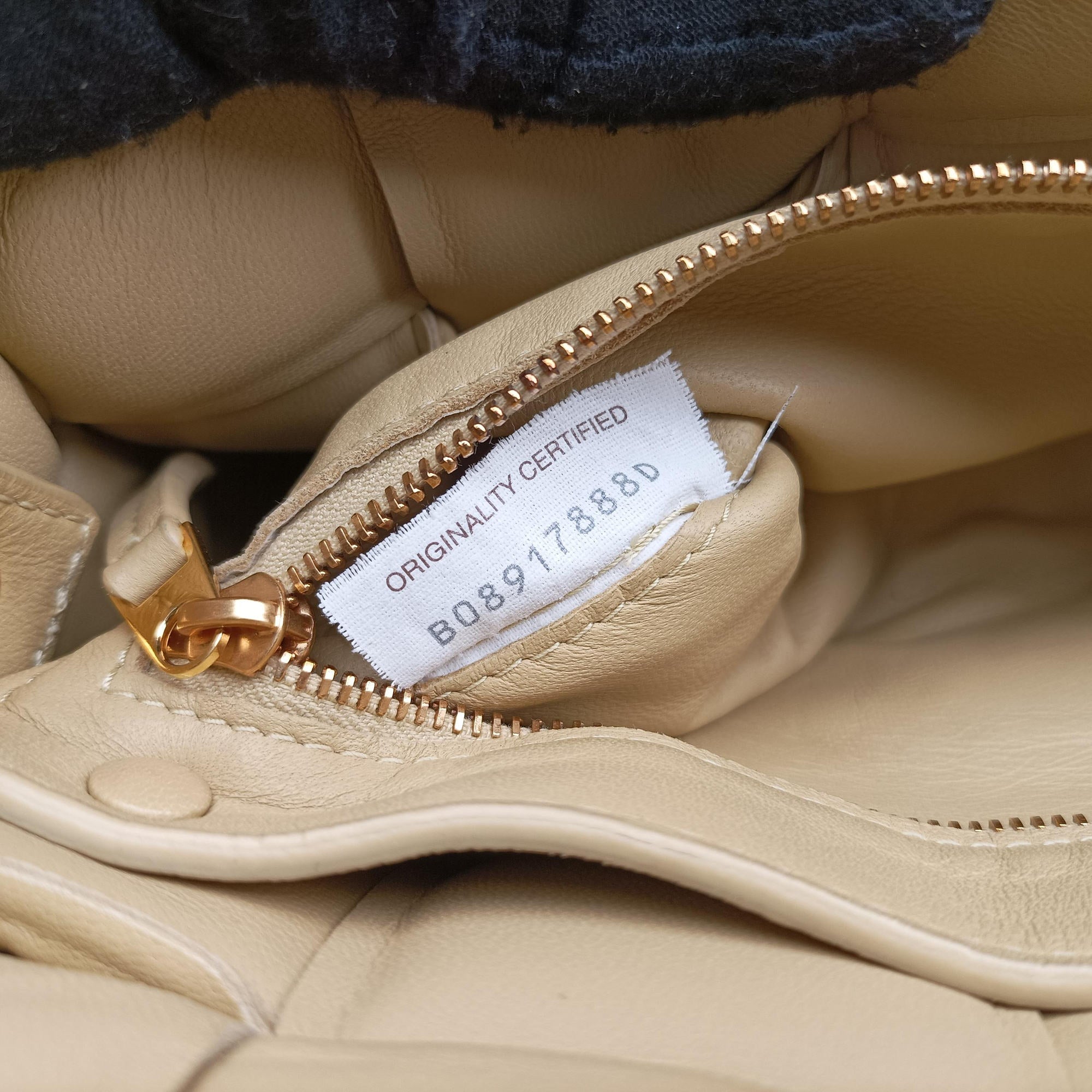 Padded CASSETTE Beige lambskin B08917888Dパデッド カセット ベージュ ラムスキン B08917888D