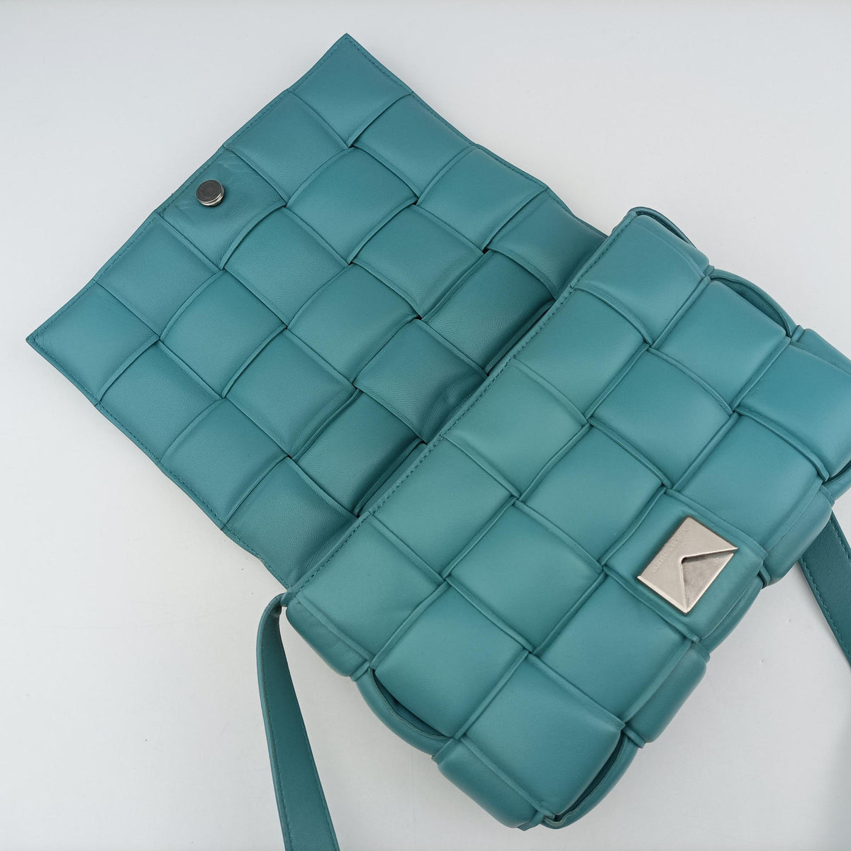 Padded Cassette Blue lambskin 591970 B09024081Nパデッド カセット ブルー ラムスキン 591970 B09024081N