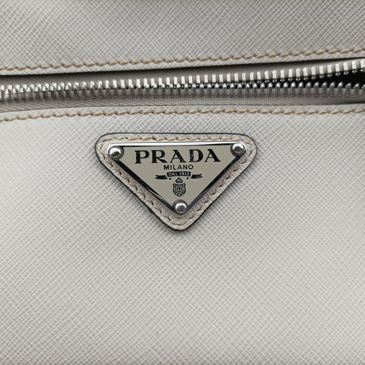 Triangle Logo White Saffiano Leather 2VL012 56 8トライアングル ロゴ ホワイト サフィアーノレザー 2VL012 56 8