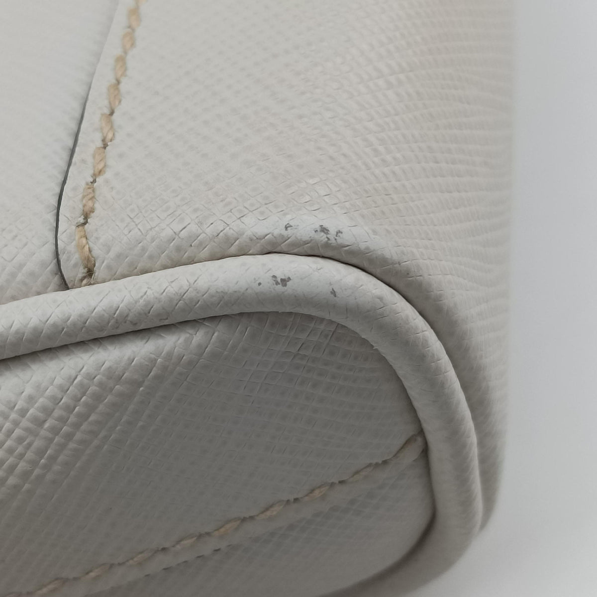 Triangle Logo White Saffiano Leather 2VL012 56 8トライアングル ロゴ ホワイト サフィアーノレザー 2VL012 56 8