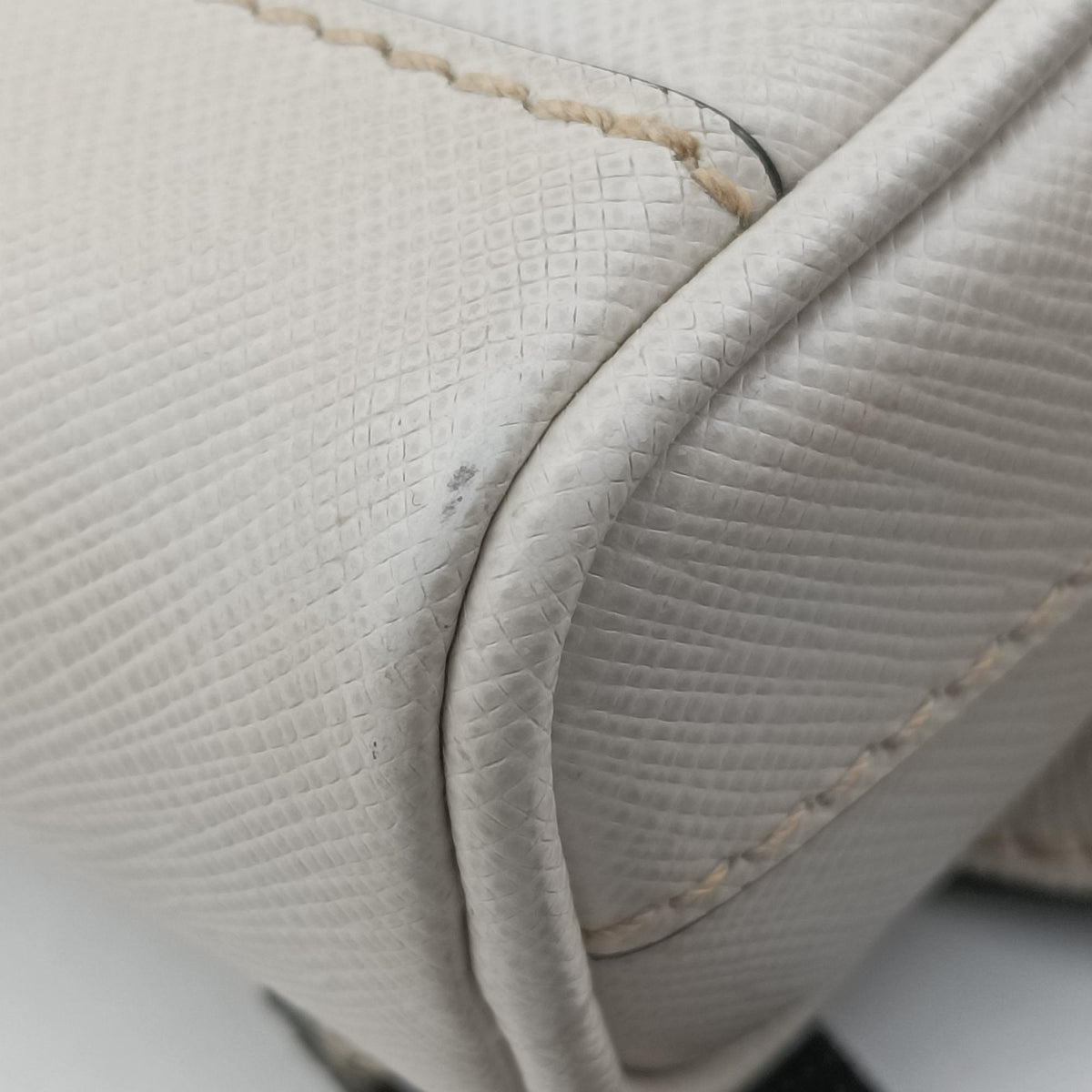 Triangle Logo White Saffiano Leather 2VL012 56 8トライアングル ロゴ ホワイト サフィアーノレザー 2VL012 56 8