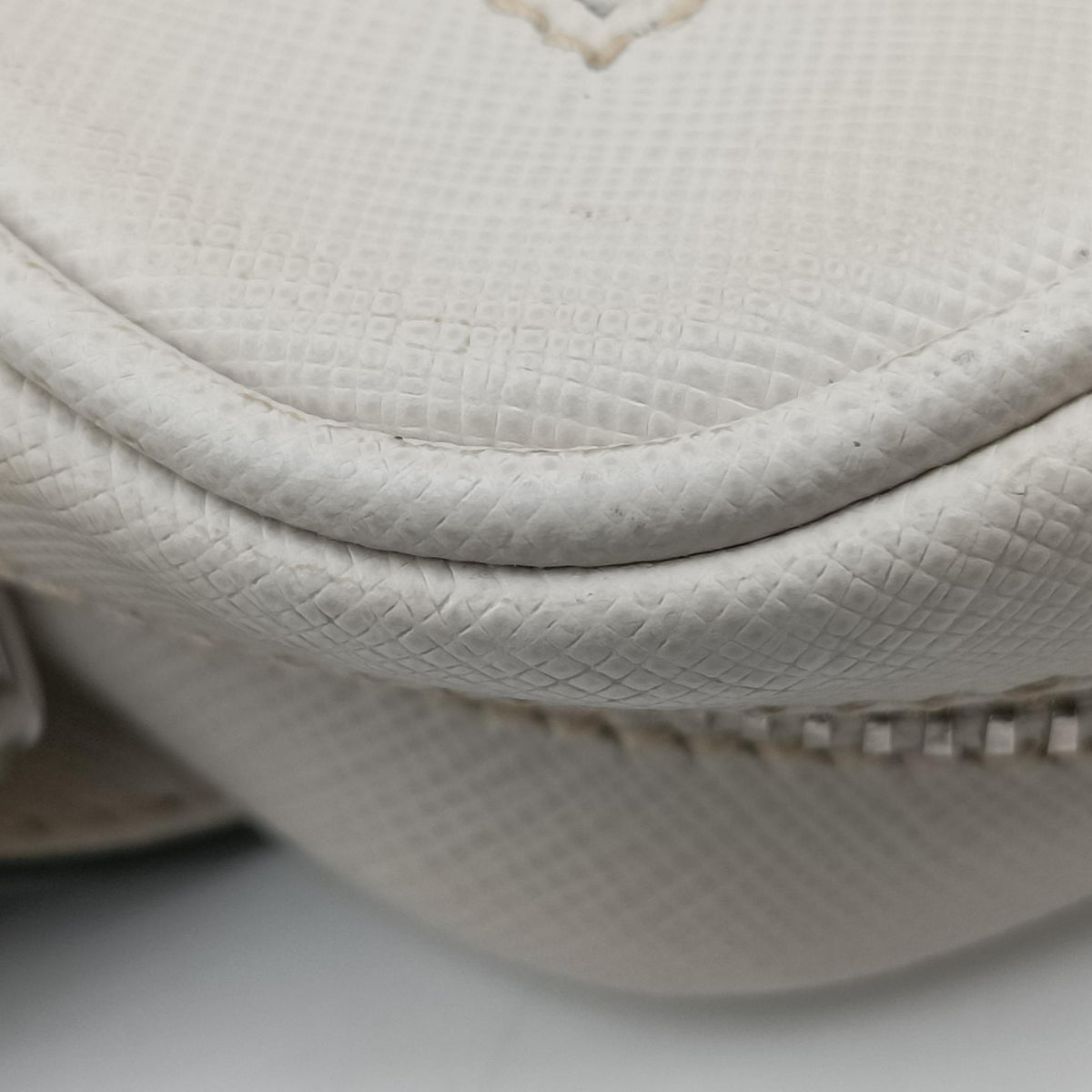 Triangle Logo White Saffiano Leather 2VL012 56 8トライアングル ロゴ ホワイト サフィアーノレザー 2VL012 56 8