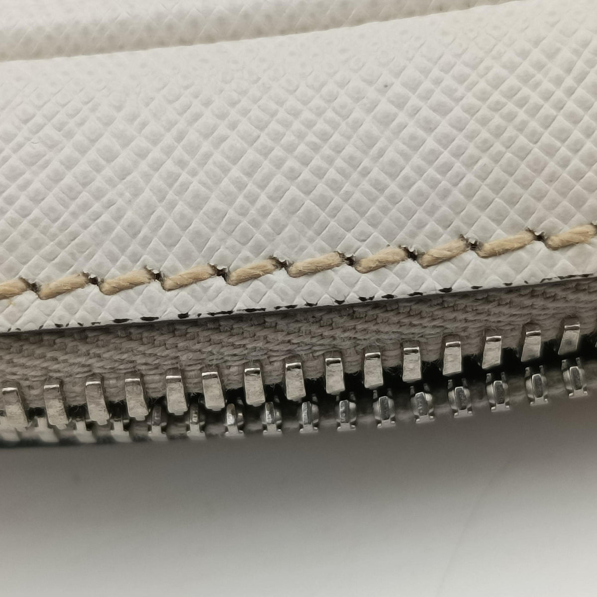 Triangle Logo White Saffiano Leather 2VL012 56 8トライアングル ロゴ ホワイト サフィアーノレザー 2VL012 56 8