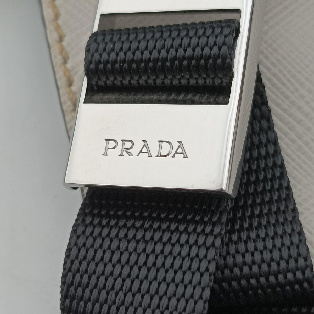 Triangle Logo White Saffiano Leather 2VL012 56 8トライアングル ロゴ ホワイト サフィアーノレザー 2VL012 56 8