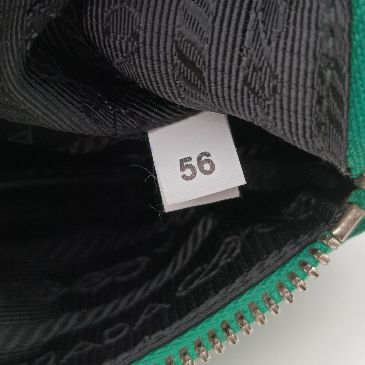 Triangle Logo Plate Green SAFFIANO Leather 2VH155 56 2トライアングル ロゴ プレート グリーン サフィアーノレザー 2VH155 56 2