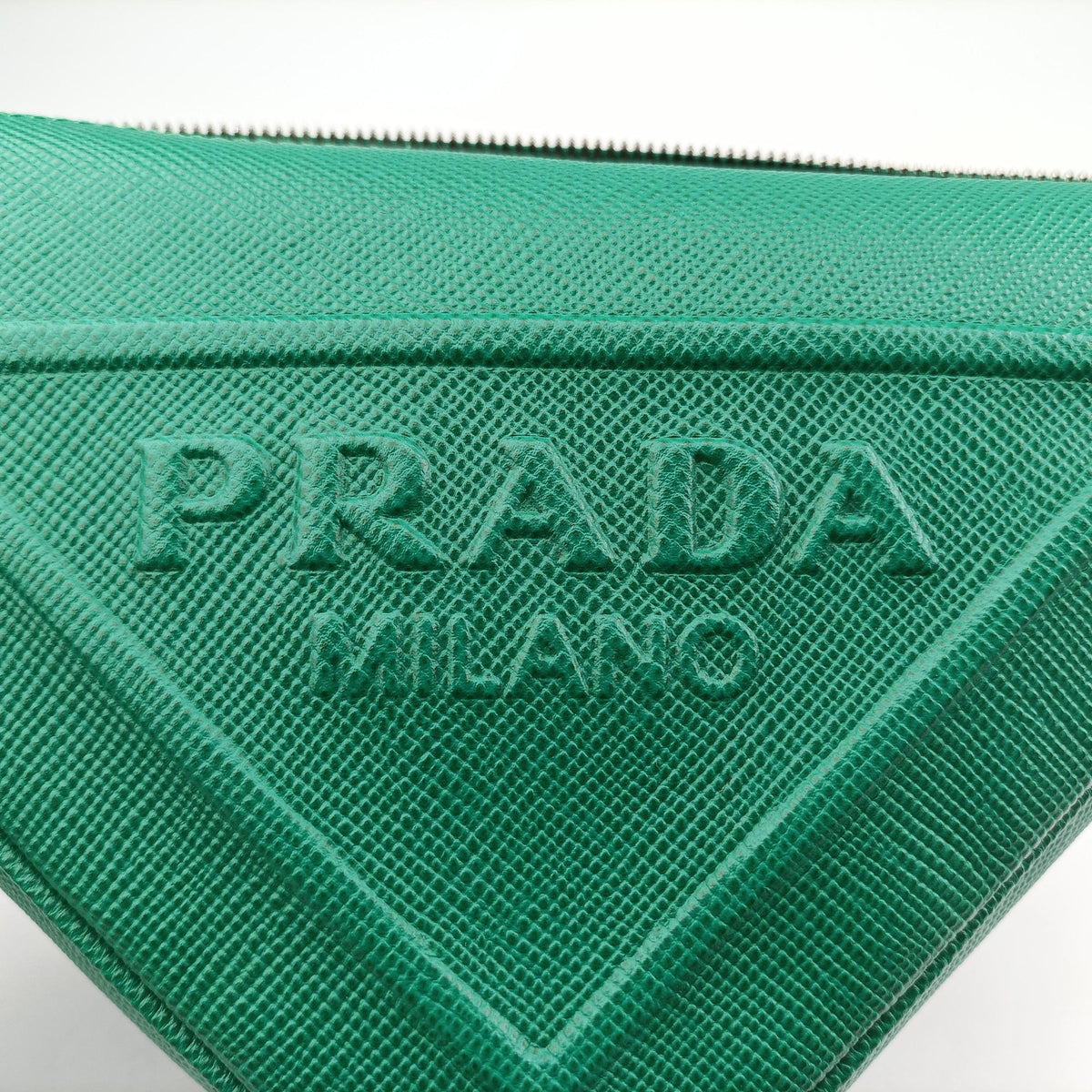 Triangle Logo Plate Green SAFFIANO Leather 2VH155 56 2トライアングル ロゴ プレート グリーン サフィアーノレザー 2VH155 56 2