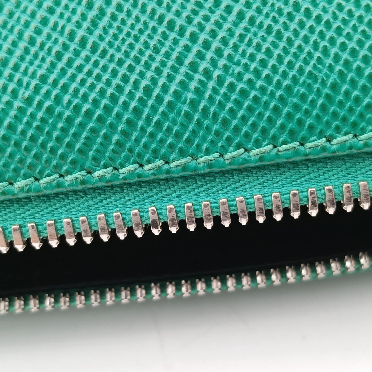 Triangle Logo Plate Green SAFFIANO Leather 2VH155 56 2トライアングル ロゴ プレート グリーン サフィアーノレザー 2VH155 56 2