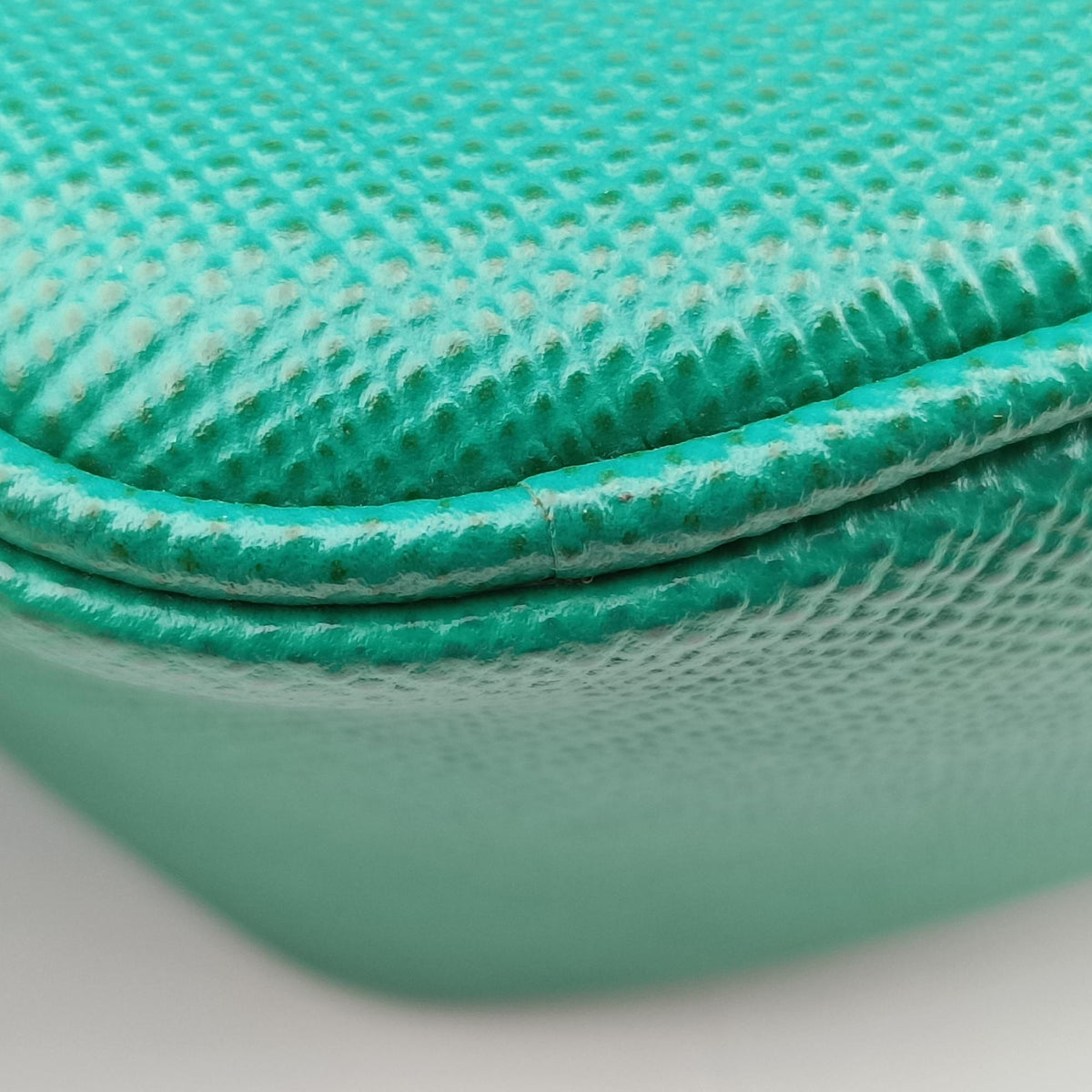 Triangle Logo Plate Green SAFFIANO Leather 2VH155 56 2トライアングル ロゴ プレート グリーン サフィアーノレザー 2VH155 56 2