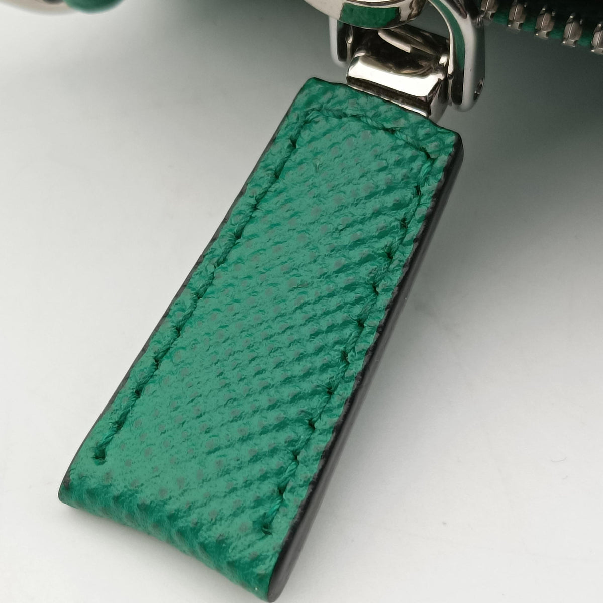 Triangle Logo Plate Green SAFFIANO Leather 2VH155 56 2トライアングル ロゴ プレート グリーン サフィアーノレザー 2VH155 56 2