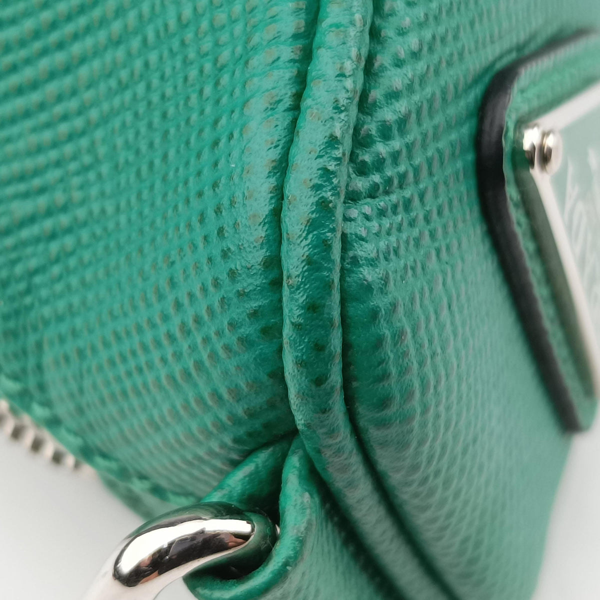 Triangle Logo Plate Green SAFFIANO Leather 2VH155 56 2トライアングル ロゴ プレート グリーン サフィアーノレザー 2VH155 56 2