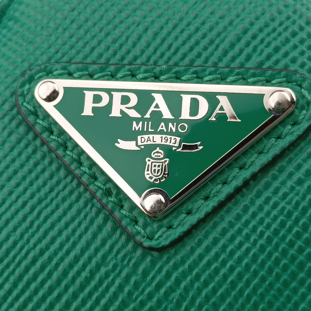 Triangle Logo Plate Green SAFFIANO Leather 2VH155 56 2トライアングル ロゴ プレート グリーン サフィアーノレザー 2VH155 56 2