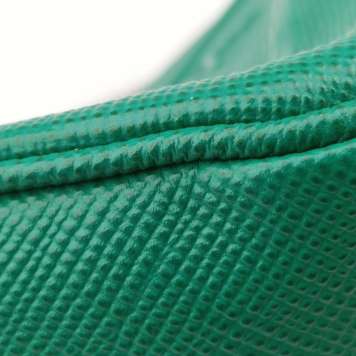 Triangle Logo Plate Green SAFFIANO Leather 2VH155 56 2トライアングル ロゴ プレート グリーン サフィアーノレザー 2VH155 56 2