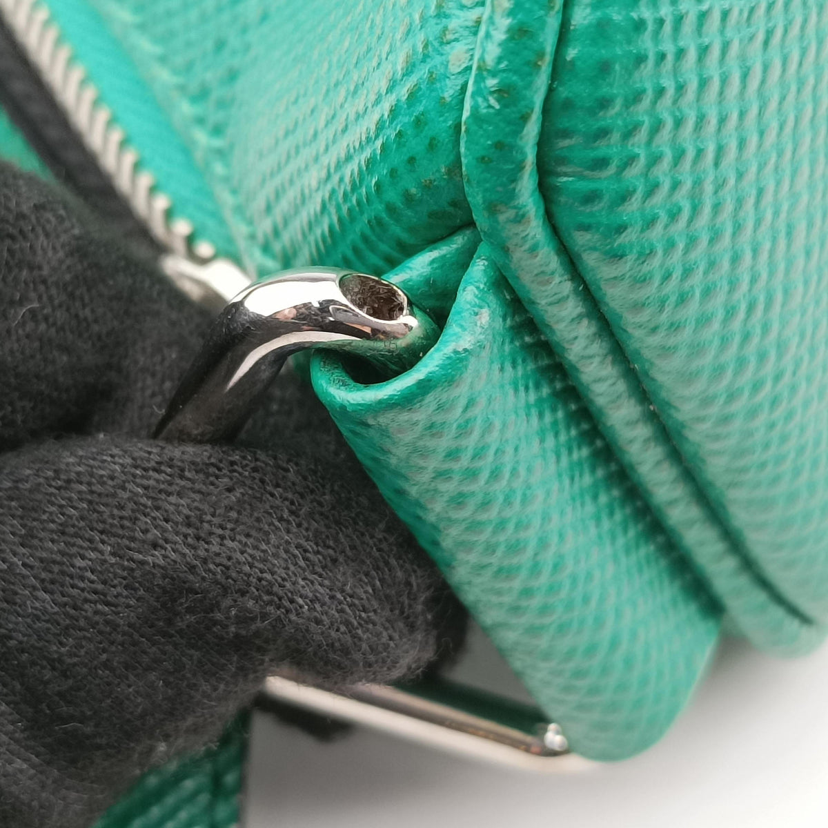 Triangle Logo Plate Green SAFFIANO Leather 2VH155 56 2トライアングル ロゴ プレート グリーン サフィアーノレザー 2VH155 56 2