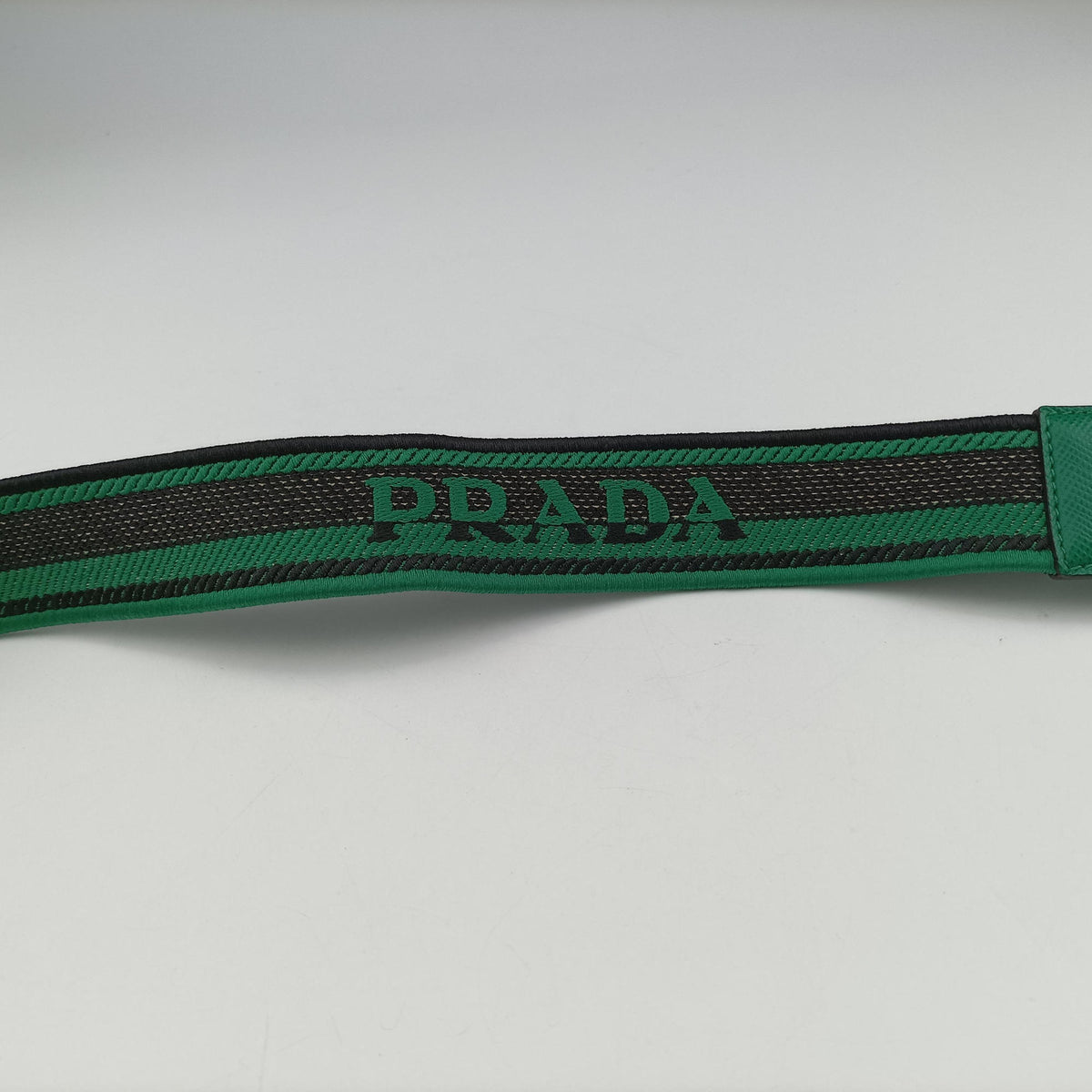 Triangle Logo Plate Green SAFFIANO Leather 2VH155 56 2トライアングル ロゴ プレート グリーン サフィアーノレザー 2VH155 56 2