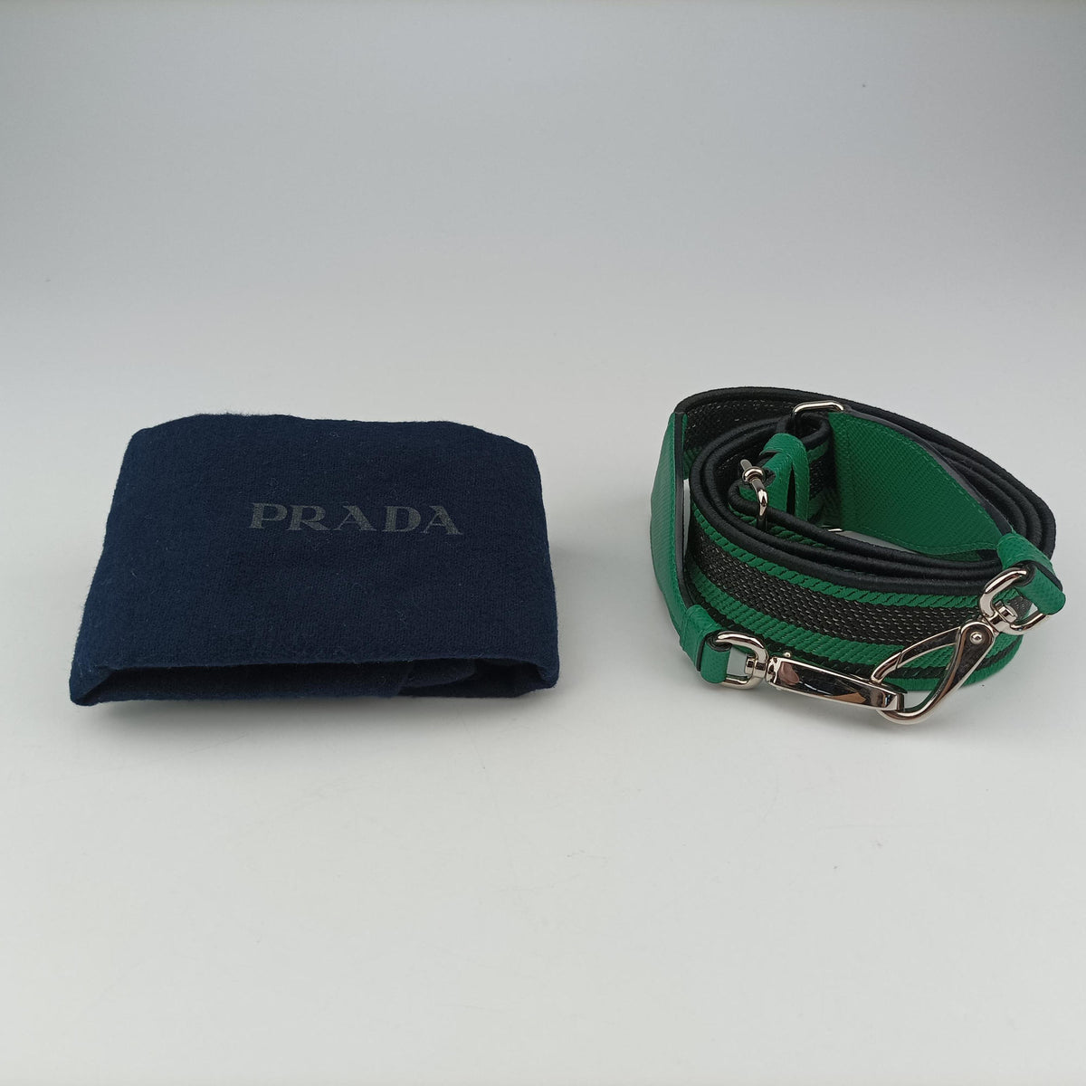 Triangle Logo Plate Green SAFFIANO Leather 2VH155 56 2トライアングル ロゴ プレート グリーン サフィアーノレザー 2VH155 56 2