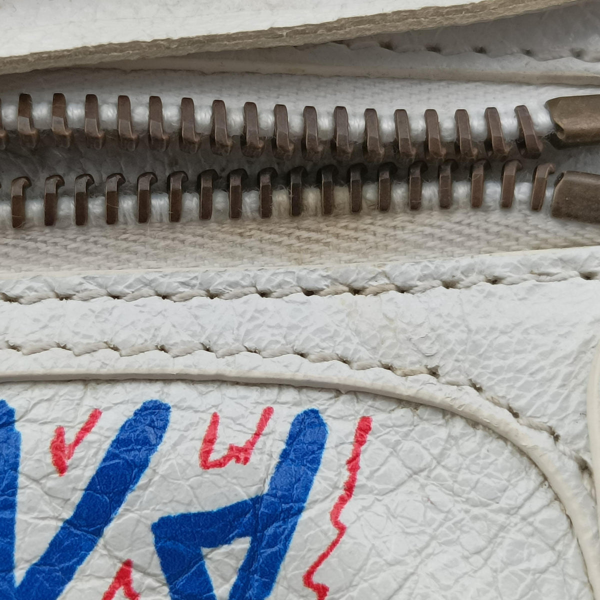 Classic Mini City Graffiti White×Multicolor Arena Lambskin 300295 300295.9060.Y.528147クラシック ミニ シティ グラフィティ ホワイト×マルチカラー アリーナ ラムスキン 300295 300295.9060.Y.528147