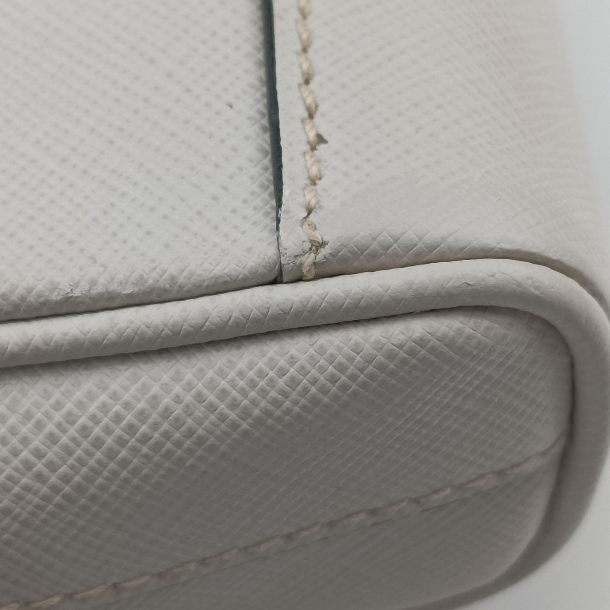Triangle Logo White Saffiano Leather 2VL012 56 8トライアングル ロゴ ホワイト サフィアーノレザー 2VL012 56 8