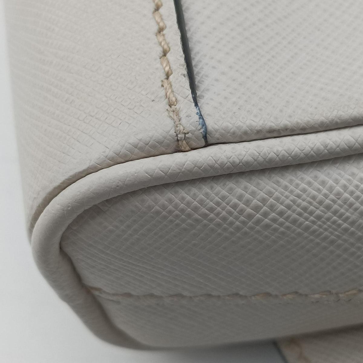 Triangle Logo White Saffiano Leather 2VL012 56 8トライアングル ロゴ ホワイト サフィアーノレザー 2VL012 56 8