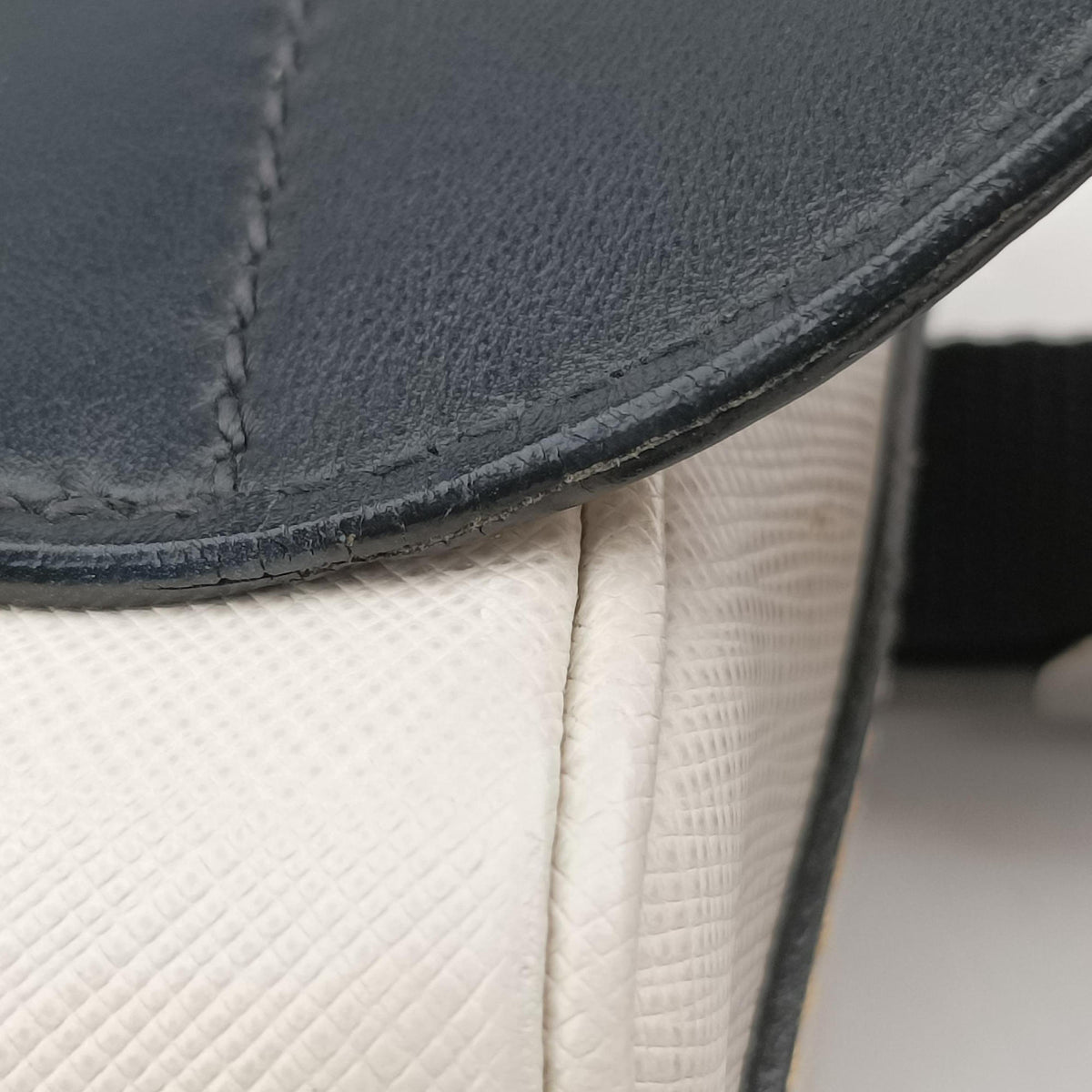 Triangle Logo White Saffiano Leather 2VL012 56 8トライアングル ロゴ ホワイト サフィアーノレザー 2VL012 56 8
