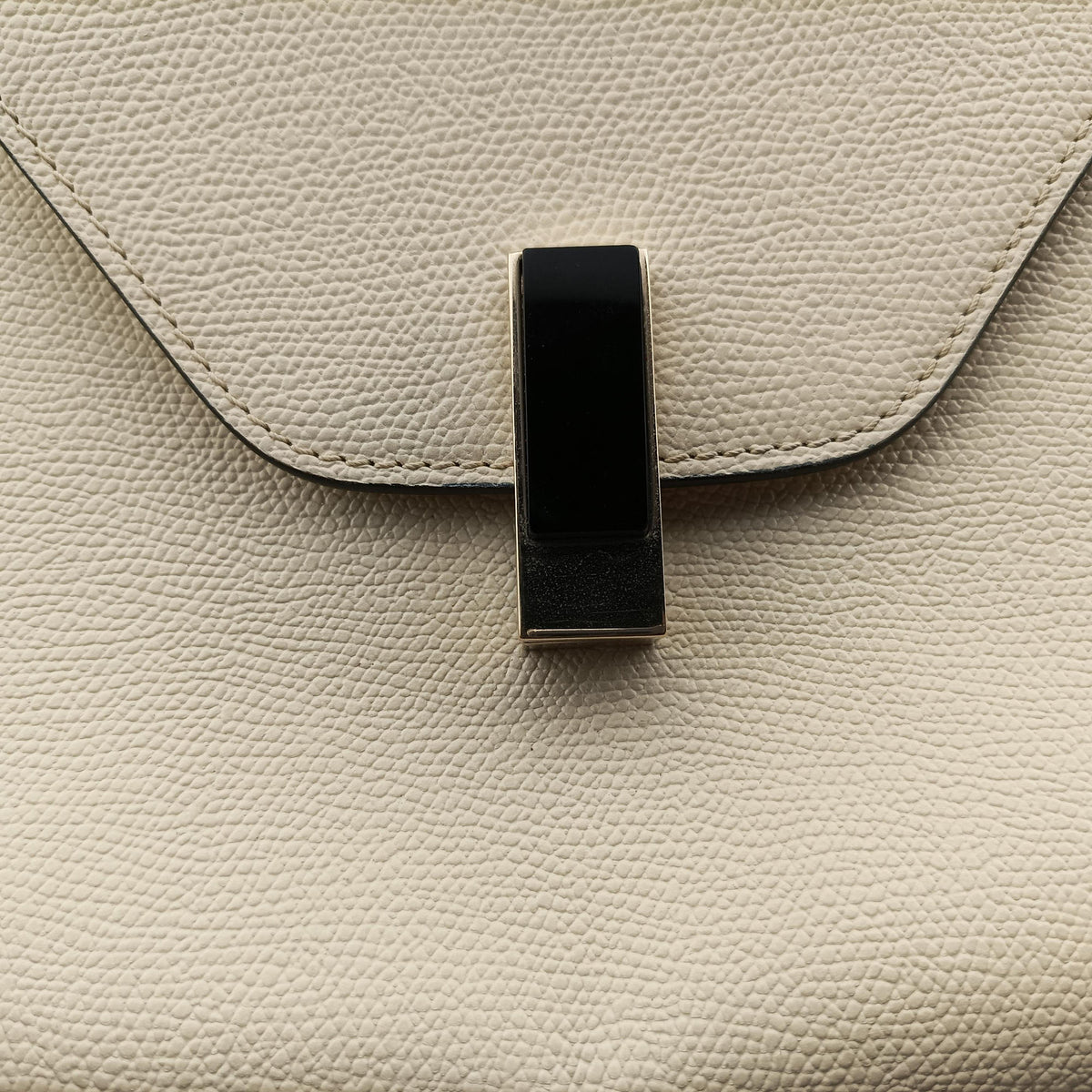 Iside White × Black Calfskin N 489349イジィデ ホワイト × ブラック カーフスキン N 489349