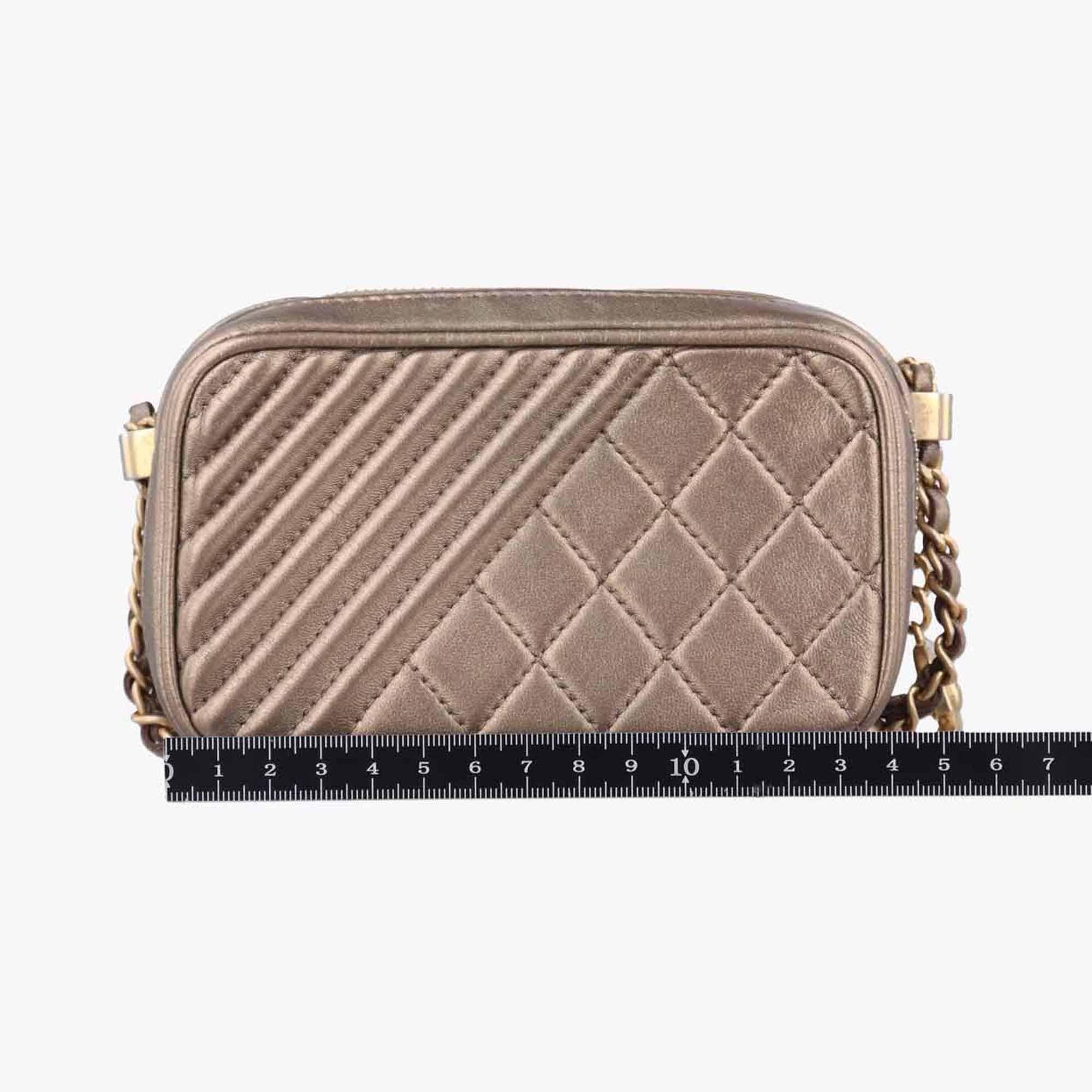 シャネル Chanel ショルダーバッグ レディース ココボーイ カメラケース ゴールド ラムスキン A92654 20439023